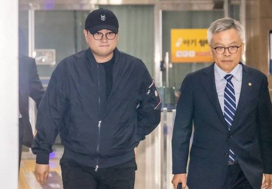 '음주 뺑소니' 혐의를 받는 트로트 가수 김호중이 21일 오후 서울 강남경찰서에서 조사를 마친 뒤 귀가하고 있다. 오른쪽은 변호인인 조남관 변호사. 연합뉴스