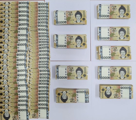 5만원권을 위조해 유통·판매한 일당이 경찰에 적발됐다. 이들이 위조한 5만원권 지폐 모습. 사진 구미경찰서