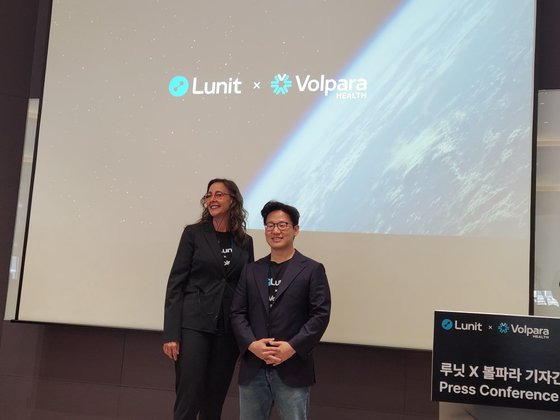 테리 토마스 볼파라 대표(왼쪽)와 서범석 루닛 대표. 김남영 기자