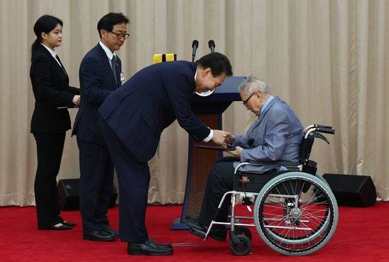 윤석열 대통령이 22일 서울 서초구 대한민국학술원에서 열린 개원 70주년 기념식에서 자연기초 분야 이상만 회원에게 국민훈장 무궁화장을 수여하고 있다. 연합뉴스