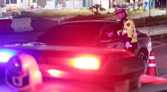 지난 4월 18일 오후 경기도 성남시 분당구 서울톨게이트에서 경찰 관계자들이 고속도로 음주운전 및 체납 차량 단속을 실시하고 있다. 뉴스1