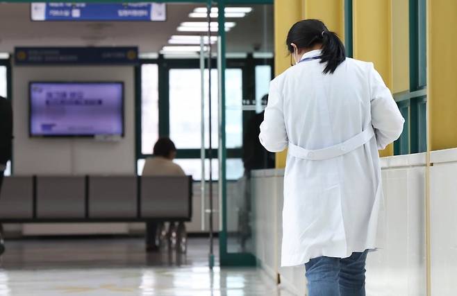 의료 공백이 3개월 넘게 이어지는 가운데 서울 시내의 한 대형병원에서 한 의사가 통로를 걸어가고 있다. 김범준 기자