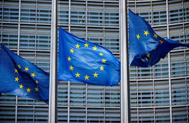 지난 3월1일(현지시간) 벨기에 브뤼셀 유럽연합(EU) 본부 앞에 게양된 EU기가 펄럭이고 있다. 로이터연합뉴스