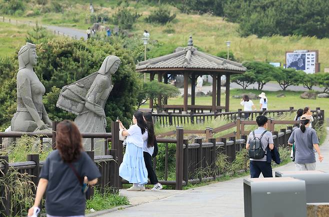 22일 오전 제주 서귀포시 대정읍 송악산 탐방로가 수학여행 온 학생들로 붐비고 있다. 연합뉴스.