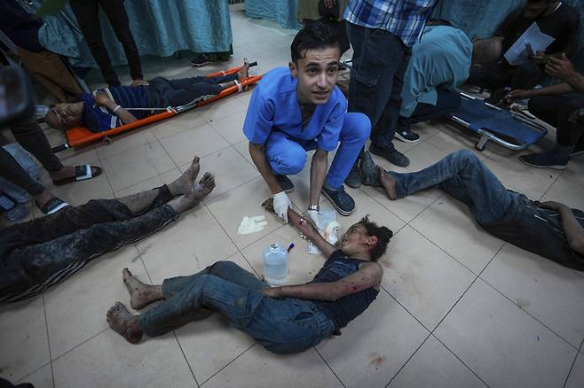 21일(현지시간) 이스라엘군의 폭격으로 부상을 입은 환자들이 가자지구 북부 데이르 알발라 난민촌 인근 알아크사 병원에서 치료를 받고 있다. AP연합뉴스
