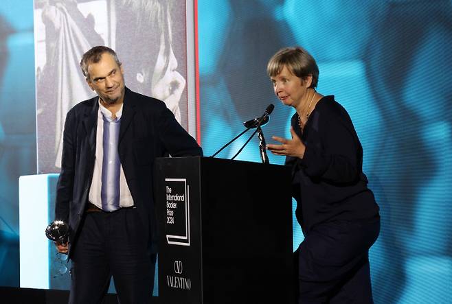 독일 작가 예니 에르펜베크(오른쪽)가 21일 밤(현지시간) 영국 런던 테이트모던에서 열린 인터내셔널 부커상 시상식에서 번역가 마이클 호프만과 함께 무대에 올라 수상 소감을 말하고 있다. 연합뉴스