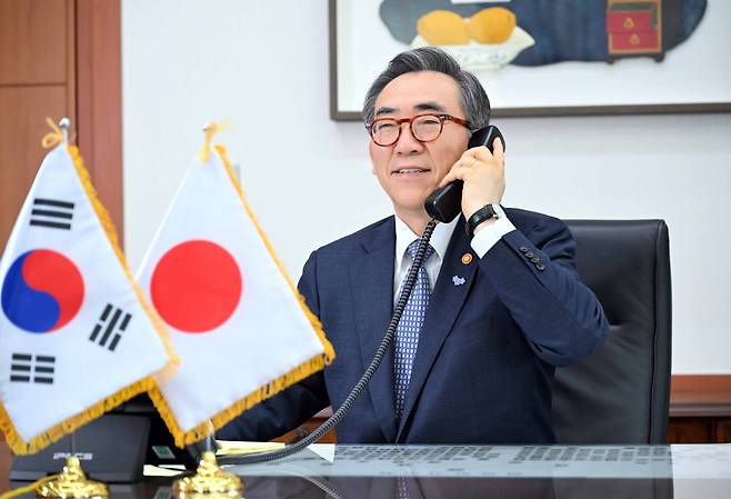 South Korean Foreign Minister Cho Tae-yul speaks by phone with his Japanese counterpart, Yoko Kamikawa, in Seoul on Wednesday. (Yonhap)