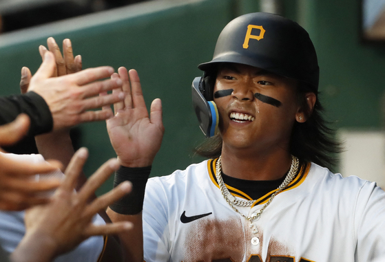Pittsburgh Pirates center fielder Bae Ji-hwan high-fives in the dugout after scoring a run against the San Francisco Giants during the fifth inning at PNC Park in Pittsburgh on Tuesday.  [USA TODAY/YONHAP]