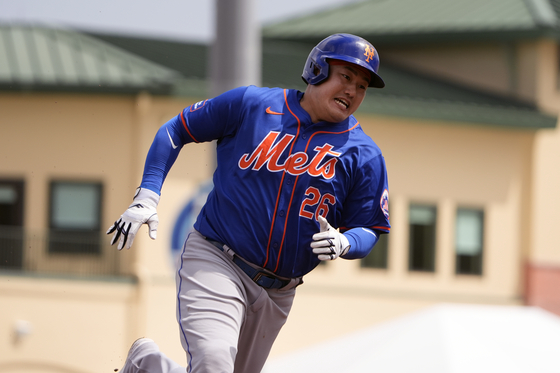 New York Mets' Choi Ji-man rounds third during spring training in Jupiter, Florida on March 9.  [AP/YONHAP]