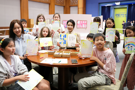 First lady Kim Keon Hee, center, attends an exhibition by Ukrainian children held at the Blue House compound in central Seoul on Tuesday. [PRESIDENTIAL OFFICE]