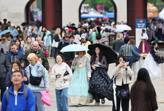 Visitors walk inside Gyeongbok Palace in central Seoul on May 6. [YONHAP]