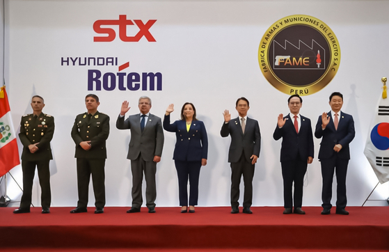 Peruvian President Dina Boluarte, fourth from left, Korean Ambassador to Peru Choi Jong-uk, Hyundai Rotem President and CEO Lee Yong-bae and STX CEO Park Sang-jun pose for a photo at a signing ceremony for a strategic partnership between Peru's Arms and Ammunition Factory (FAME S.A.C.) and a consortium of STX and Hyundai Rotem at the Peru Army Headquarters in Lima on Monday evening. [HYUNDAI ROTEM]