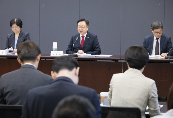 Health Minister Cho Kyoo-hong, center, speaks at his first press conference at the Seoul Press Center in Jung District, central Seoul, on Wednesday. [NEWS1]