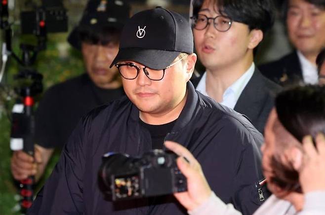 21일 경찰 조사를 마치고 취재진을 피해 관내에서 6시간가량 버티던 가수 김호중이 서를 나오고 있다. 연합뉴스 