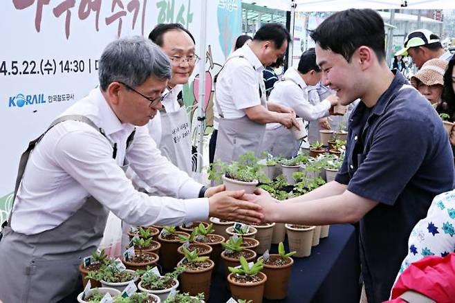22일 '국제 생물다양성의 날'을 맞아 대전역광장에서 시민에게 자생식물을 나눠주는 류광수 한국수목원정원관리원 이사장(왼쪽). 한국수목원정원관리원 