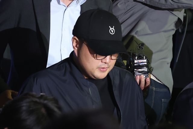 '음주 뺑소니' 혐의를 받는 트로트 가수 김호중이 21일 오후 서울 강남경찰서에서 조사를 마친 뒤 차량으로 이동하고 있다. 연합뉴스(공동취재)