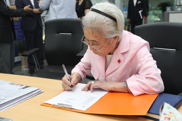 2014년 성남시 '행복한 유산' 기부 당시 홍계향 할머니 모습. 경기사회복지공동모금회 제공