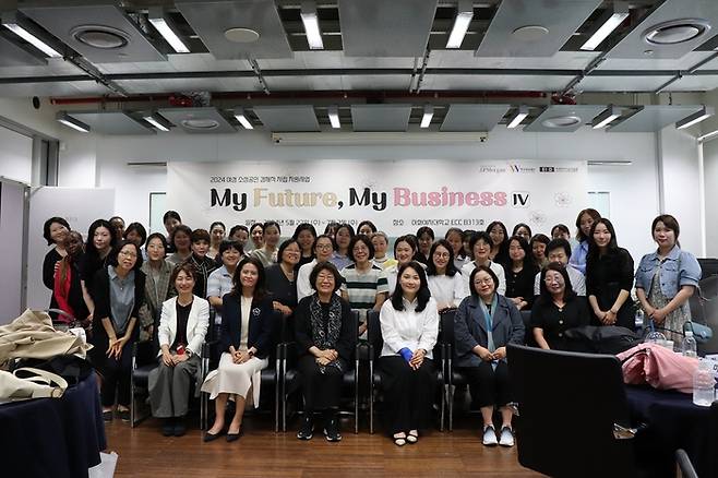 박라희 JP모간 본부장(가운데 우측)과 장필화 한국여성재단 이사장(가운데 좌측) 등 
참석자들이 개강식에서 기념촬영을 하고 있다./사진=JP모간 제공