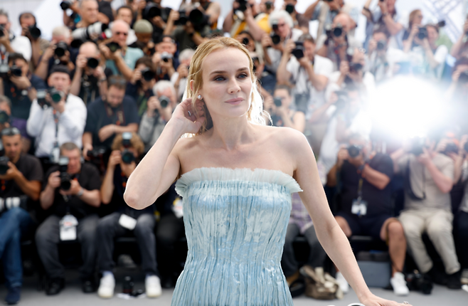 영화 ‘슈라우드’에서 아내 베카 역을 맡은 다이앤 크루거가 21일(현지시각) 칸영화제 포토콜에 선 모습. [EPA·연합뉴스]