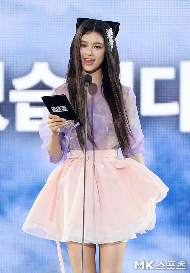 뉴진스 다니엘의 MC 활약 속 ‘코리아 온 스테이지’가 K-POP 스타들의 화려한 무대와 함께 국가 유산의 새로운 탄생을 알렸다.  사진=천정환 기자