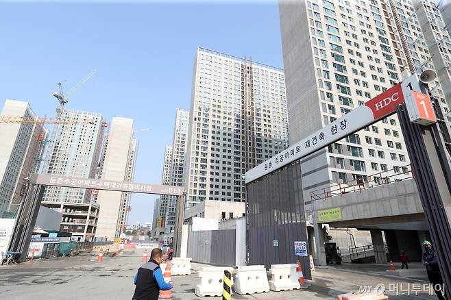 서울 강동구 올림픽파크 포레온(둔촌주공) 공사 현장.  /사진=(서울=뉴스1) 이승배 기자