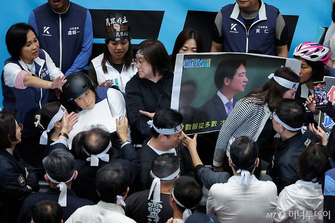 21일(현지시간) 대만 입법원(의회)에서 야당들이 지난주 의회 집단 난투극을 유발한 의회 개혁법안의 통과를 재시도하면서 의원들 간 몸싸움이 벌어졌다. 2025.05.21  /로이터=뉴스1