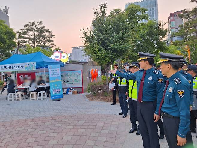지난 21일 오후 7시쯤 경찰이 서울 마포구 동교동 거리를 합동순찰하고 있다. 경의선 책거리에는 청소년을 위한 상담 부스도 마련되어 있다./사진=김지은 기자