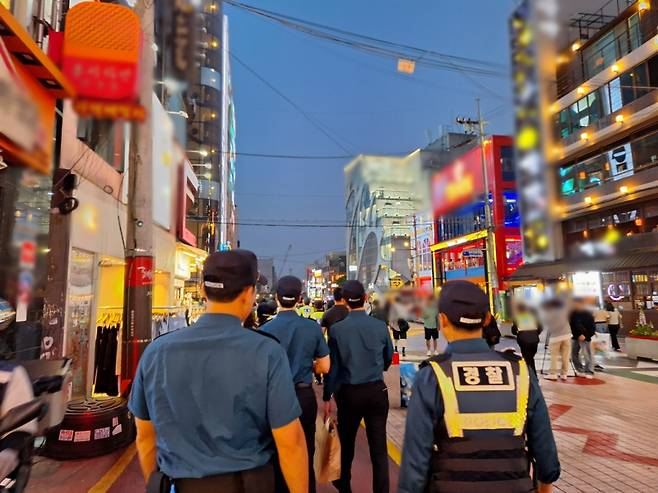 지난 21일 오후 7시쯤 경찰이 서울 마포구 동교동 거리를 합동순찰하고 있다. /사진=김지은 기자