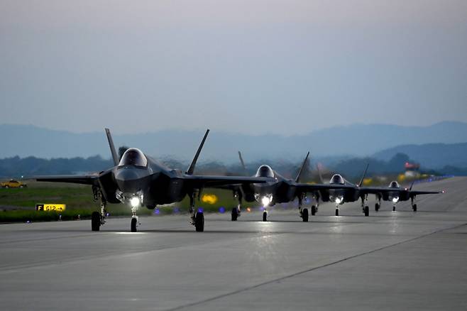 사진은 야간 출격을 위해 지상에서 이동하고 있는 F-35A 편대. / 사진=공군