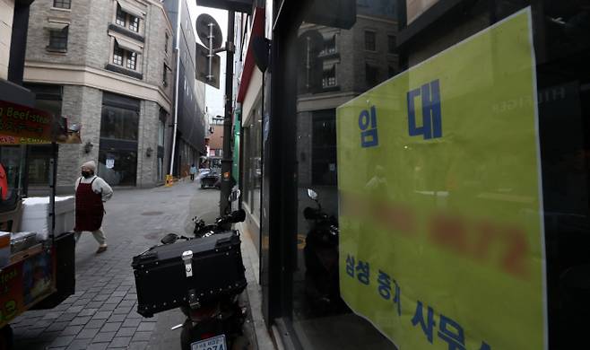 은행에서 대출 원리금을 갚지 못한 소상공인·자영업자의 대출 연체 규모가 1조원대에 진입했다. 사진은 서울의 한 가게에 임대 현수막이 걸려있다./사진=뉴스1