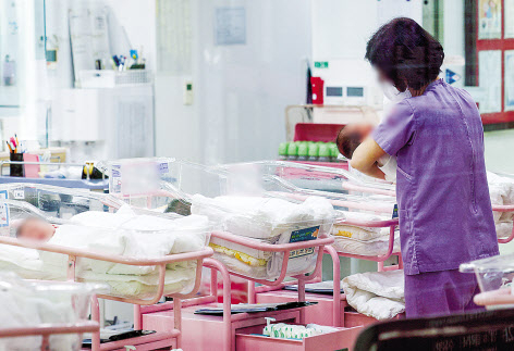 분기 출산율이 처음으로 0.6명대로 떨어지며 저출산 현상이 이어지고 있는 가운데 서울 시내 한 산후조리원 신생아실에서 간호사 등 관계자가 신생아들을 돌보고 있다. [연합]