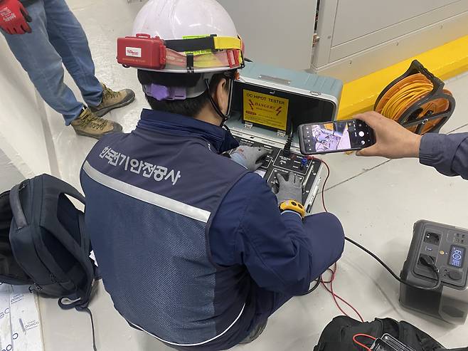지난 16일 한국전기안전공사 직원이 부산콘서트홀 전기시설물 안전진단을 벌이고 있다. [사진=부산도시공사]