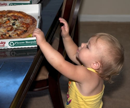 2010년 5월 18일 미국 프로그래머 라슬로의 딸이 비트코인으로 구매한 피자를 먹으려는 모습 [라슬로 한예츠]