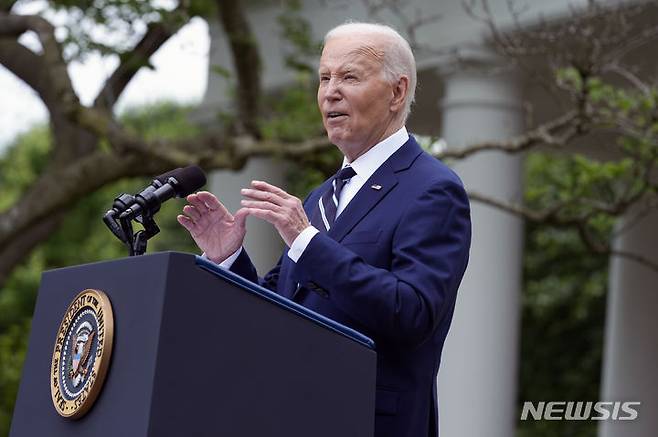 [워싱턴=AP/뉴시스]조 바이든 미국 대통령이 14일(현지시각) 백악관 로스가든에서 중국산 전기차에 대한 관세 인상 등에 대한 연설을 하고 있다. 중국도 미국 및 유럽연합(EU) 전기차에 대한 맞대응 조치를 취할 전망이다. 2024.05.22.