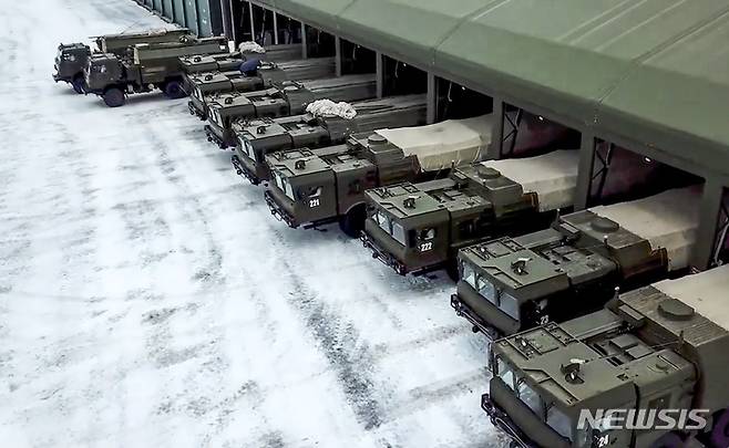 [모스크바=AP/뉴시스] 2022년 1월 자료 사진으로, 러시마 모스크바에서 이스칸데르 미사일 발사대와 지원차량이 군사훈련에 투입될 준비를 하고 있다. 2025.05.22.