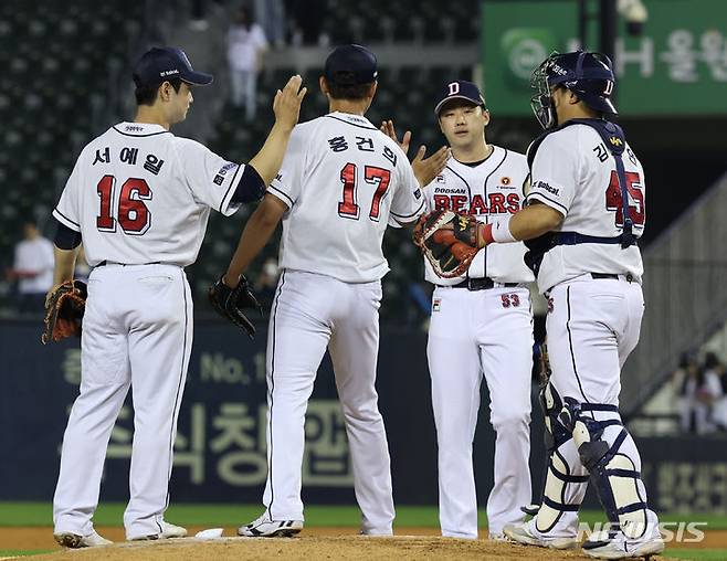 [서울=뉴시스] 김진아 기자 = 22일 서울 송파구 잠실야구장에서 열린 서울 송파구 잠실야구장에서 열린 2024 KBO리그 SSG 랜더스와 두산 베어스의 경기, 두산이 SSG에 3-1로 승리했다. 두산 투수 홍건희와 선수들이 기뻐하고 있다. 2024.05.22. bluesoda@newsis.com