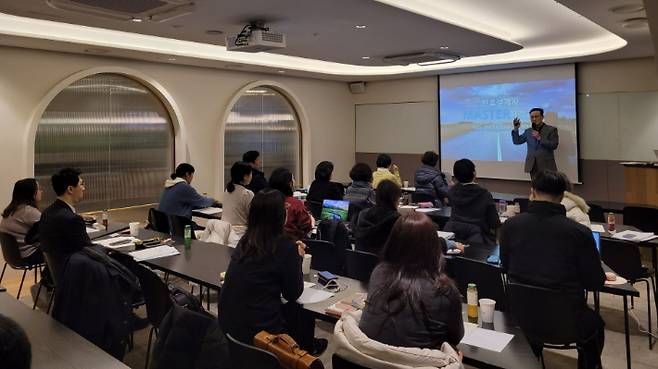 다음세대 사역자들이 성경적진로설계 프로그램 과정을 듣고 있는 모습