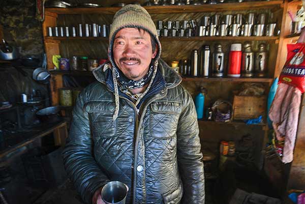 토롱라 가는 길의 작은 찻집 주인장. 여기서 야크버터차를 마셨다. 티베트인들은 고소증세가 있을 때 야크버터차를 마신다.