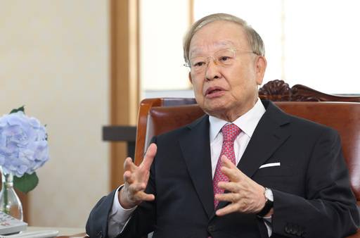 손경식 한국경영자총협회 회장이 17일 서울 마포구 경총회관에서 가진 세계일보와의 인터뷰에서 여소야대 지형이 심화한 22대 국회에 경제계 목소리를 반영하기 위한 전략을 설명하고 있다.&nbsp; &nbsp;이제원 선임기자