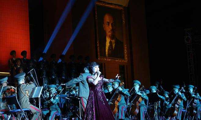 노동신문 22일자에 실린 사진에 레닌 초상화가 노출돼 있는 모습. 뉴스1