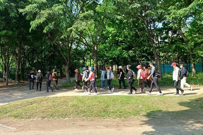 ‘지금, 올레?’ 걷기 학교 프로그램에 참가한 3기 교육생들이 서울숲을 걷고 있다. 제주올레 제공