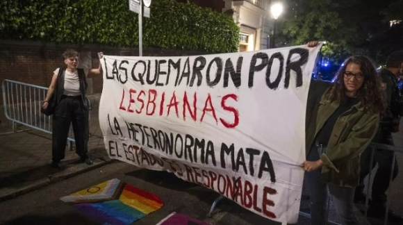 사진=성소수자들이 ‘레즈비언이라는 이유로 화형을 당했다’고 쓴 플래카드를 들고 시위를 하고 있다