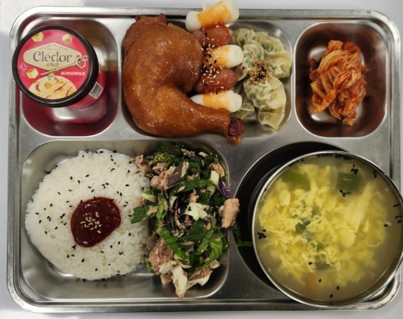 육군 6사단에서 근무하는 간부가 공개한 급식. ‘육군훈련소 대신 전해드립니다’ 페이스북 캡처