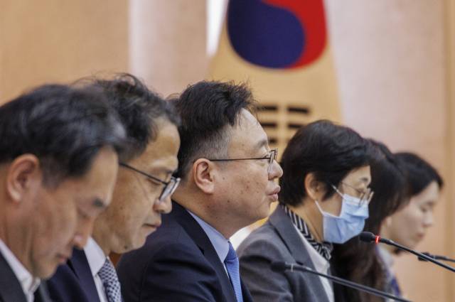 국민연금 기금운용위원회 위원장인 조규홍 보건복지부 장관이 2일 오후 정부서울청사에서 열린 제3차 국민연금 기금운용위에 참석해 처리 안건을 설명하고 있다. 연합뉴스