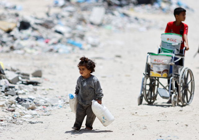 전쟁터가 된 가자지구의 한 어린이. 로이터연합뉴스