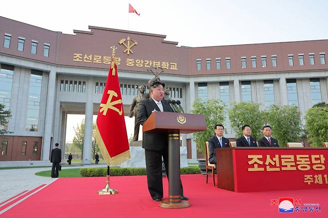 조선중앙통신은 김정은 북한 국무위원장이 지난 21일 금수산지구 노동당 중앙간부학교 준공식에 참석해 기념 연설을 했다고 22일 보도했다. ⓒ연합뉴스