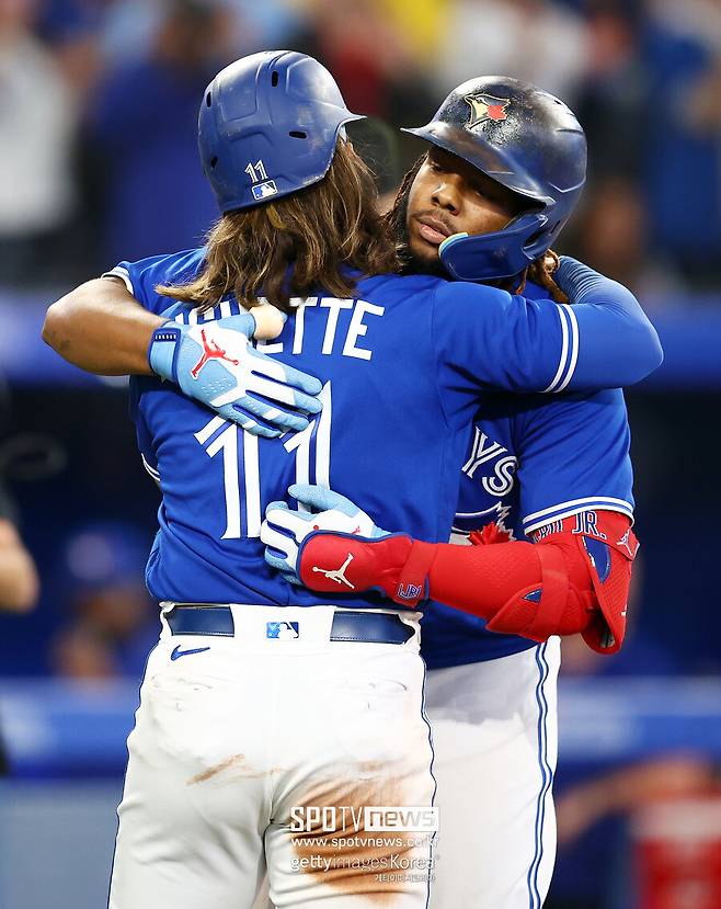 ▲ 토론토 블루제이스의 블라디미르 게레로 주니어와 보 비셋이 포옹을 나누고 있다.