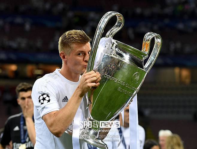 ▲ 독일 출신이자 레알 마드리드의 베테랑 미드필더 토니 크로스가 현역 은퇴를 선언했다. 2007년 바이에른 뮌헨에서 프로에 데뷔해 2014년부터 레알 마드리드에서 뛴 크로스는 무결점 플레이로 교수님이라는 애칭이 붙었다. 특히 패스가 정확한 미드필더로 각광을 받았고, 그의 지난 10년 패스를 모두 모은 결과 경기장 전역을 채워 놀라움을 안긴다.