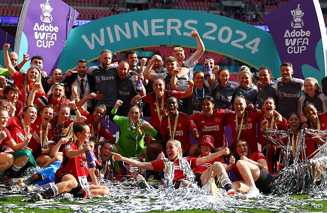 ▲ 맨체스터 유나이티디드 여성팀은 FA컵 우승을 차지했다. 남성팀의 부담이 커졌다. 짐 랫클리프 구단주는 합리적 비용 지출에 따른 선수단 개편을 예고했다. ⓒ연합뉴스/EPA/REUTERS/AP