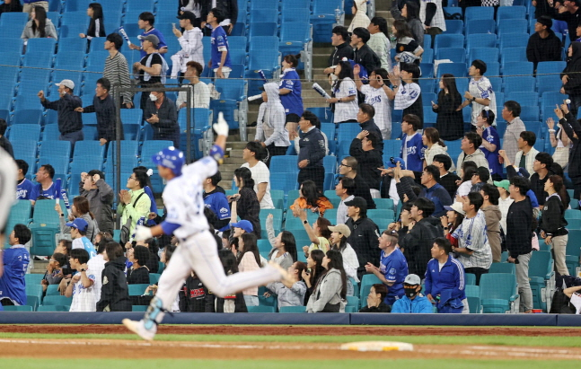 8회말 홈런을 날리고 기뻐하는 김영웅과 타구를 바라보는 홈 팬들. /사진=삼성 라이온즈 제공